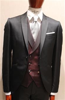 Abito nero con gilet doppiopetto bordeaux scuro