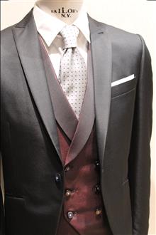Abito nero con gilet doppiopetto bordeaux scuro
