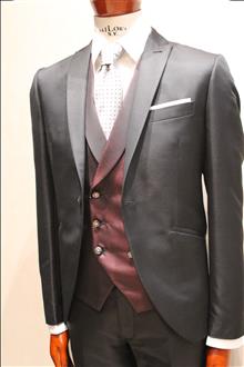 Abito nero con gilet doppiopetto bordeaux scuro