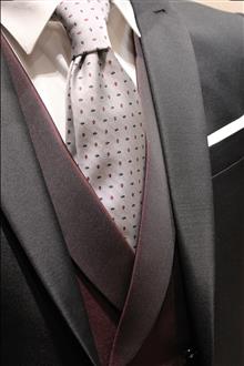 Abito nero con gilet doppiopetto bordeaux scuro