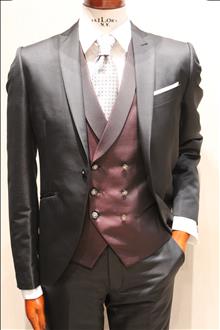 Abito nero con gilet doppiopetto bordeaux scuro