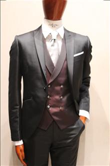 Abito nero con gilet doppiopetto bordeaux scuro