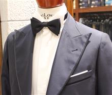 Abito 1 bottone,rever largo con bordino in raso, pantalone vita alta 