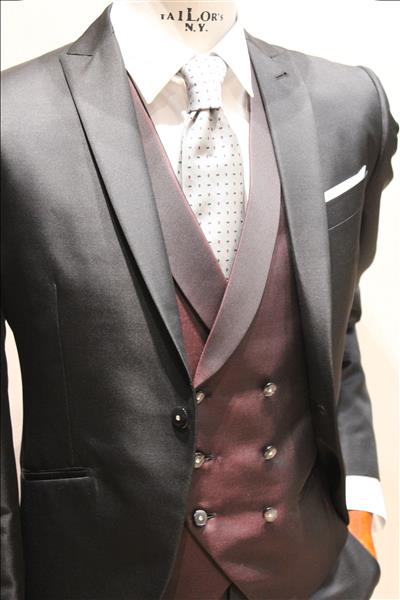 Abito nero con gilet doppiopetto bordeaux scuro