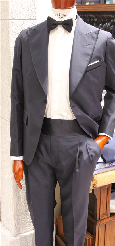 Abito 1 bottone,rever largo con bordino in raso, pantalone vita alta 